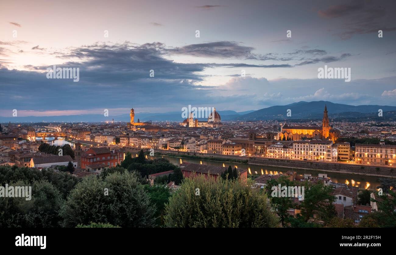 Skyline di Firenze con la cattedrale di Santa Maria del Fiore, la torre e il fiume Arno al tramonto, Toscana Italia Foto Stock