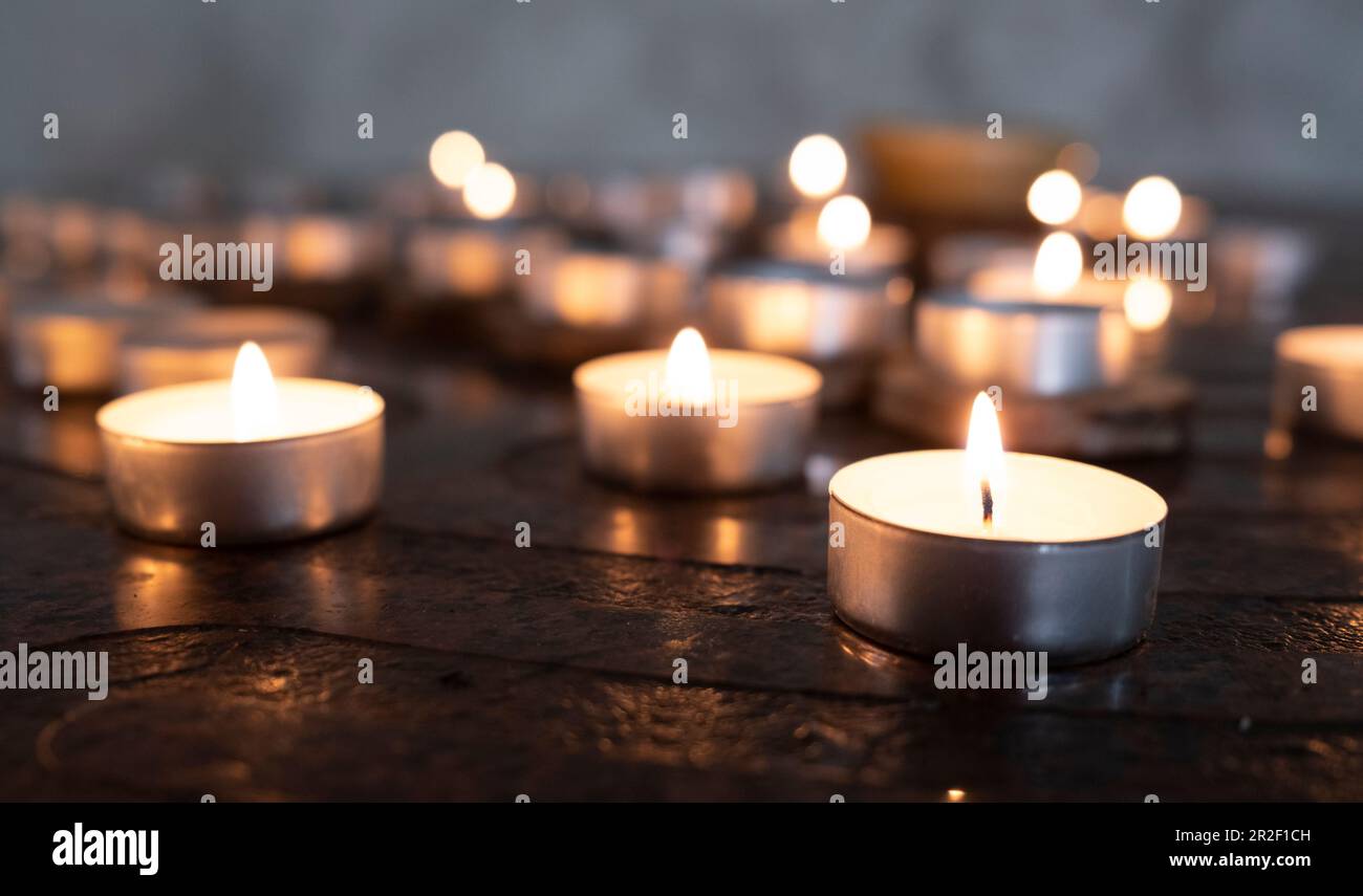 Candele brucianti in chiesa in primo piano, fuoco selettivo Foto Stock