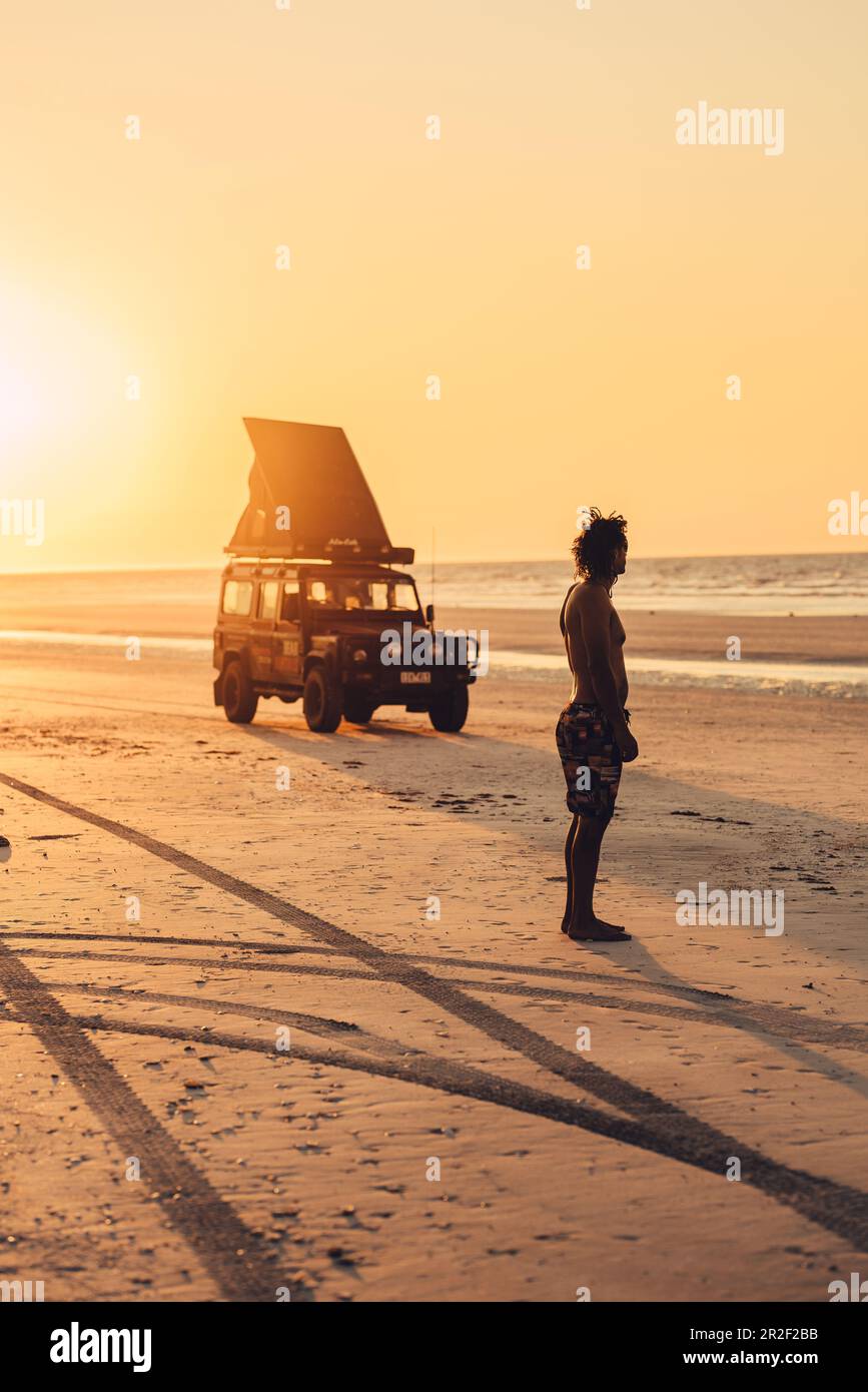 Tramonto con SUV a 80 Mile Beach in Australia Occidentale, Australia, Oceano Indiano, Oceania; Foto Stock