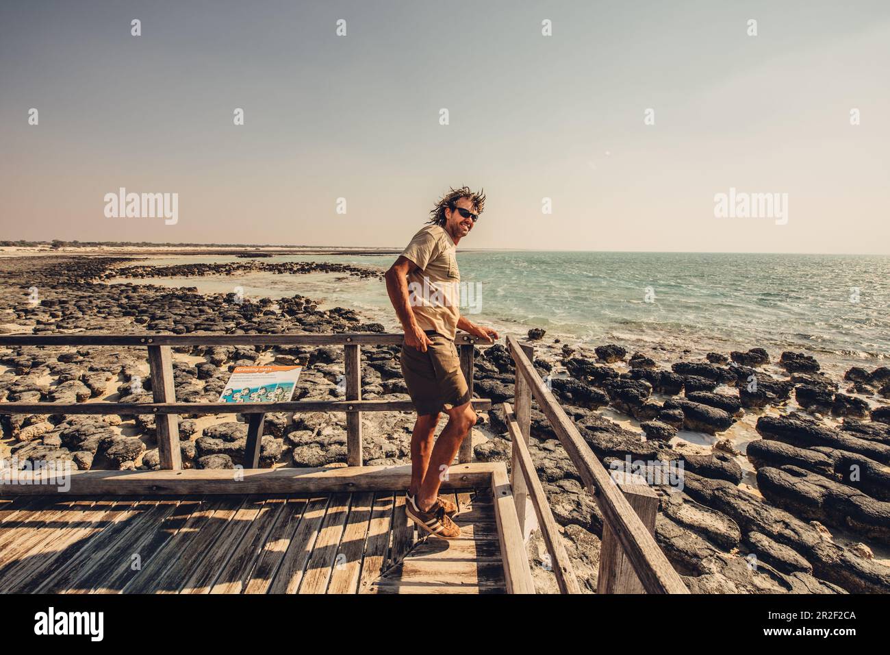 Uomo alla riserva naturale marina di Hamelin Pool a Sharkbay nell'Australia Occidentale, Australia, Oceania; Foto Stock