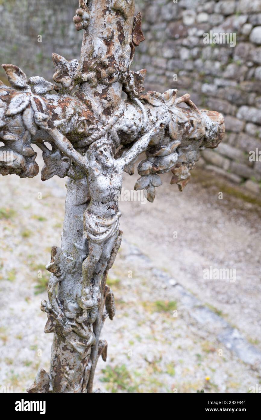 Crocifisso ornato in un cimitero Foto Stock