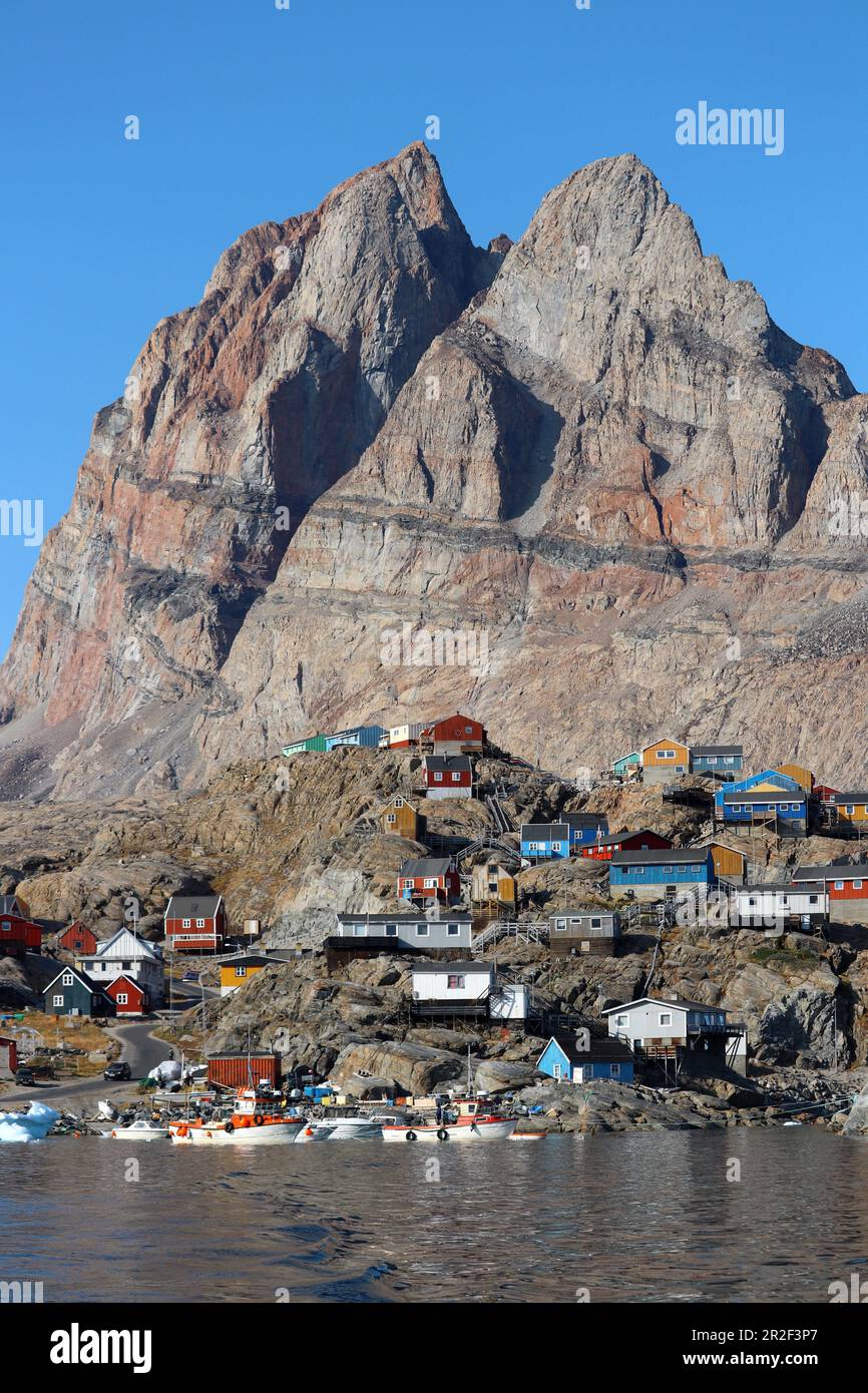 Isola di Uummannaq nella Groenlandia occidentale; luogo omonimo sotto la montagna a forma di cuore; "Uummannaq" è il nome del cuore di foca; Vista del Foto Stock