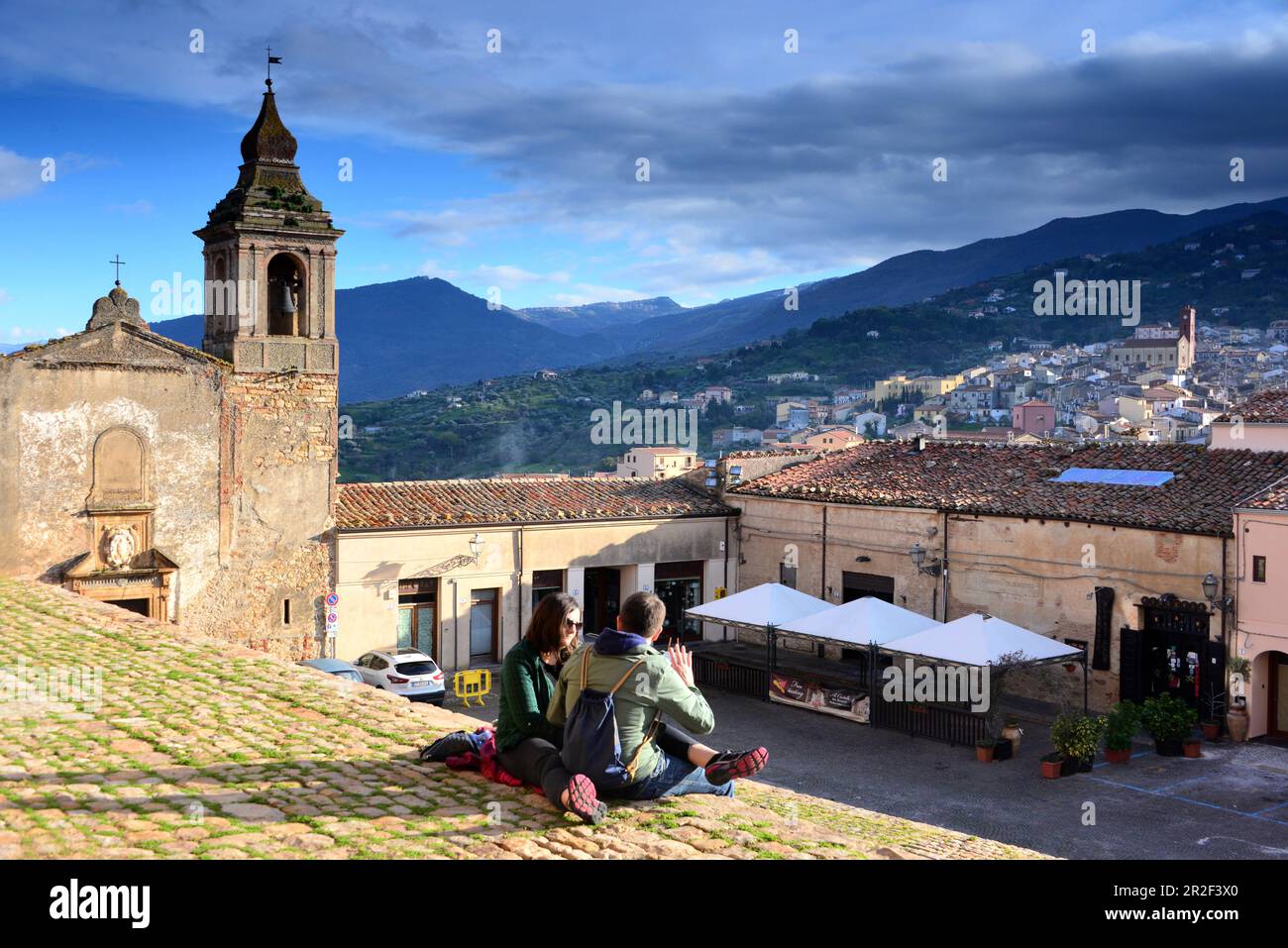 Due persone al castello, Castelbuono negli altopiani della Medonie vicino Cefalù, costa nord, Sicilia, Italia Foto Stock