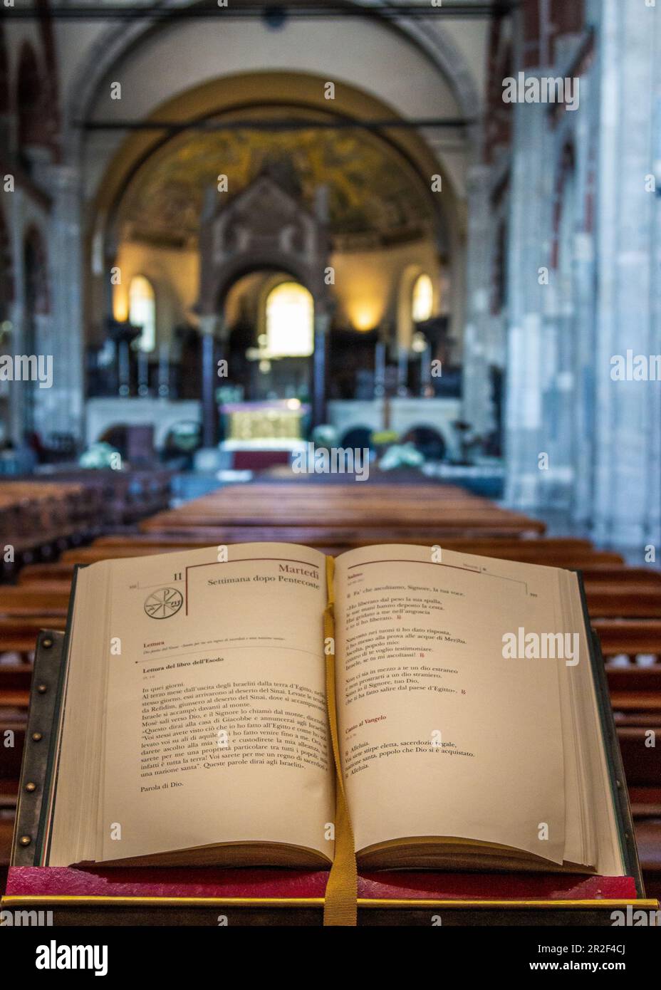 La Sacra Bibbia nella Basilica di Sant'Ambrogio, Milano, Italia Foto Stock