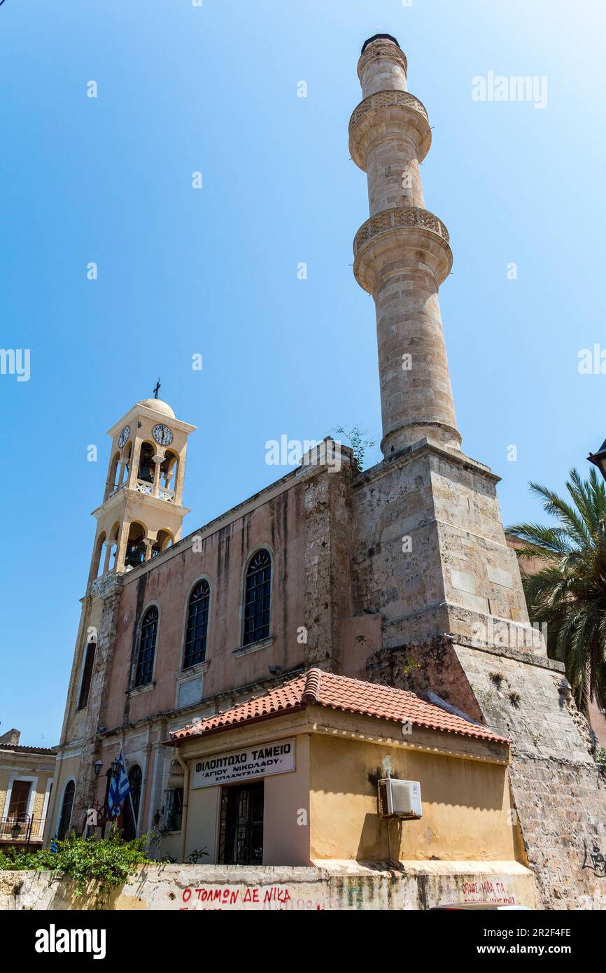 Ágios Nikólaos - Chiesa e minareto a Chania, nord-ovest di Creta, Grecia Foto Stock