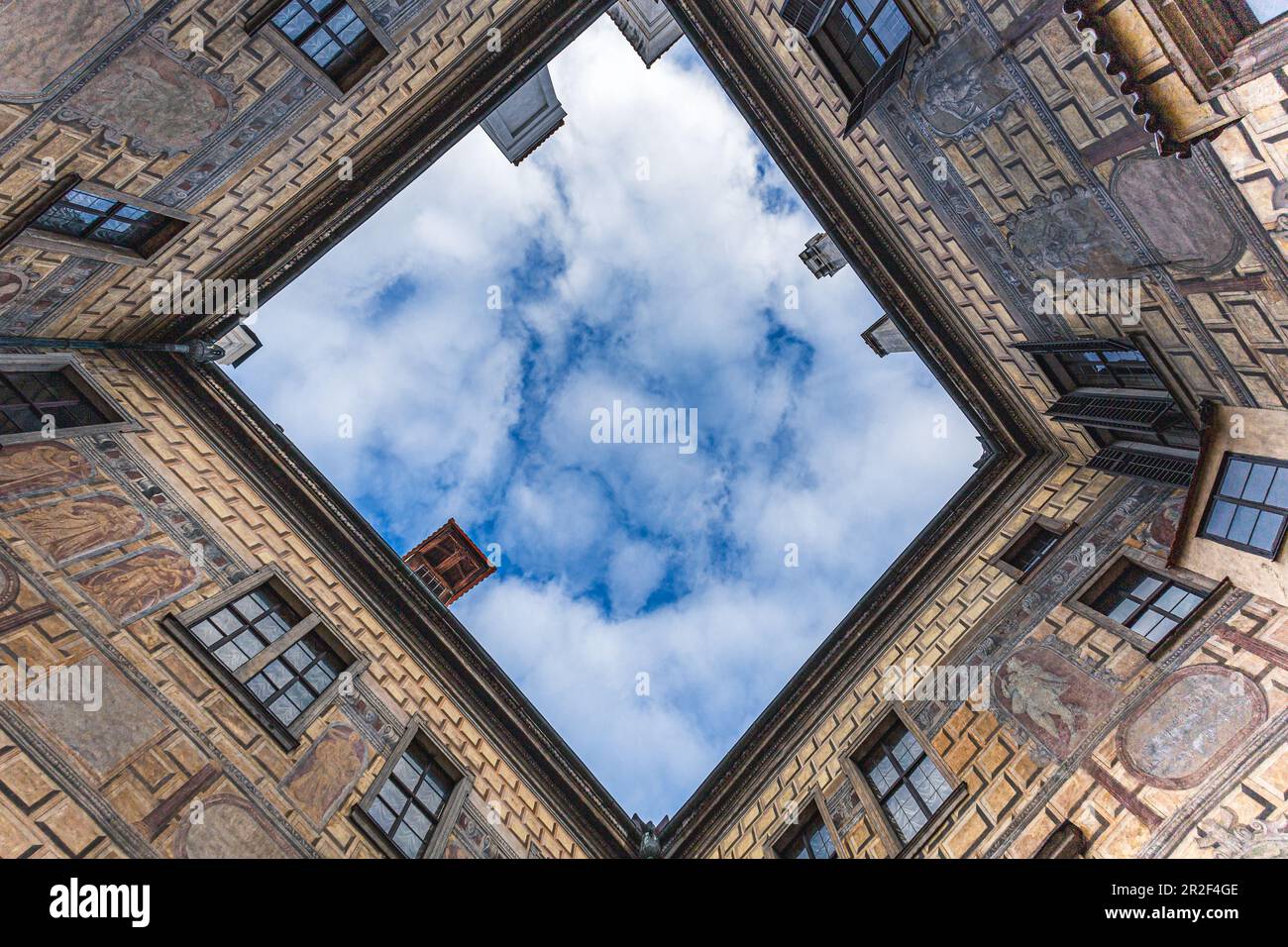 Vista del cielo da un cortile interno nel castello di Krumau, Repubblica Ceca Foto Stock