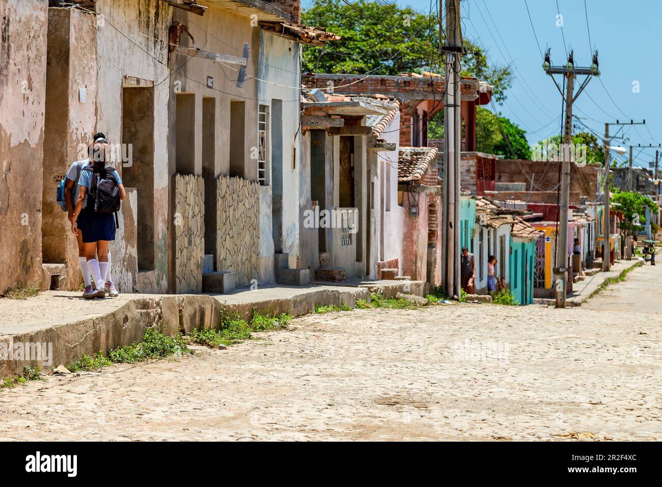 Due ragazze vengono dalla scuola, Trinidad, Cuba Foto Stock