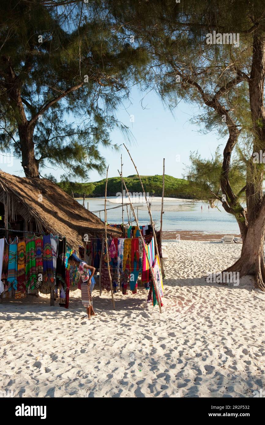 Stand vendita con souvenir sulla spiaggia principale di Watamu, Watamu, Malindi, Kenya Foto Stock