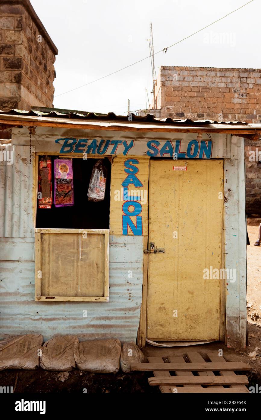 Salone di bellezza nella slum, Eastleigh, Nairobi, Kenya Foto Stock