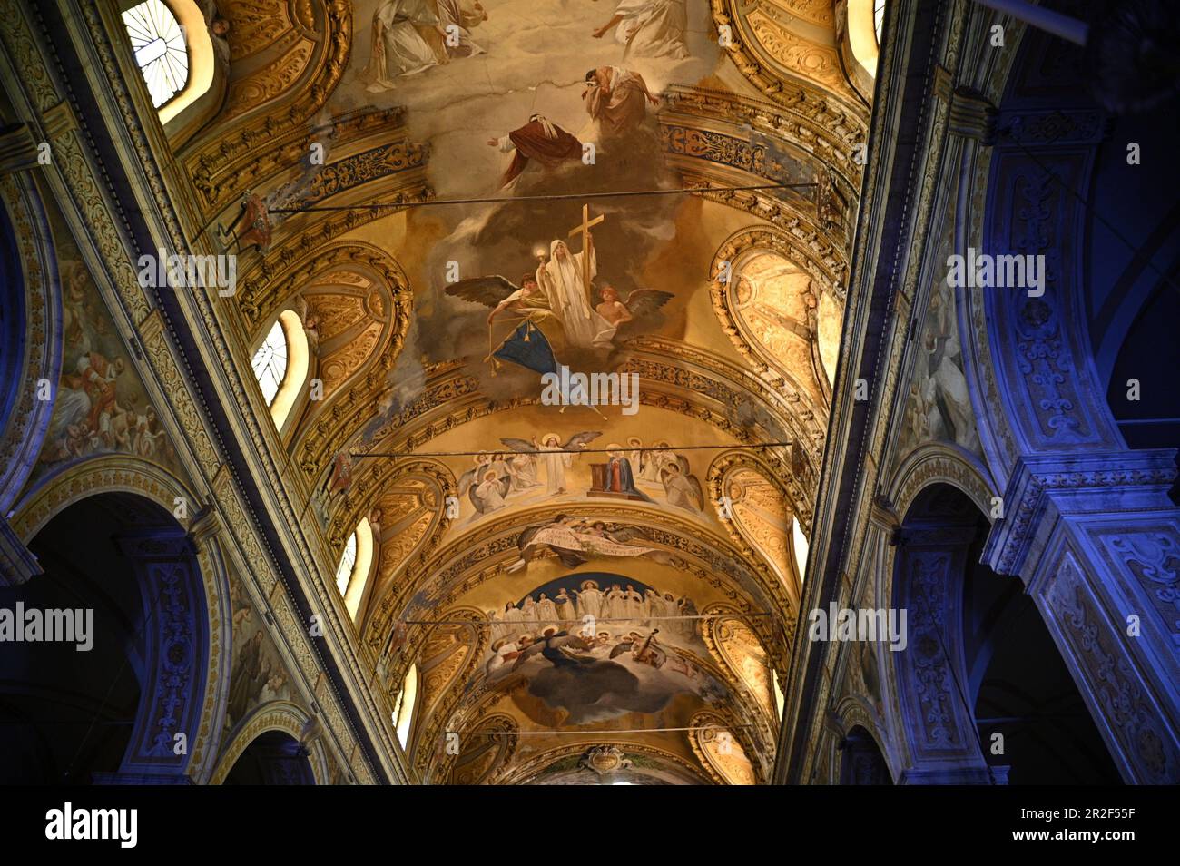 Vista panoramica sul soffitto con affreschi della Basilica in stile barocco Cattedrale di Maria SS.ma Annunziata la Cattedrale Cattolica Romana di Acireale in Sicilia Foto Stock