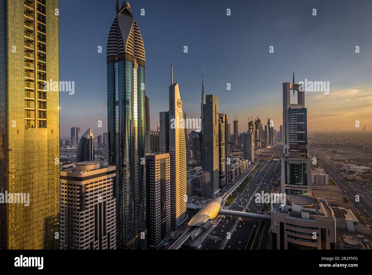 Vista degli edifici futuristici e della Sheikh Zayed Road a Dubai, Emirati Arabi Uniti Foto Stock