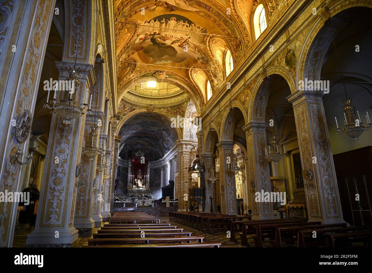 Vista panoramica interna della Basilica Cattedrale di Maria SS.ma Annunziata in stile barocco la Cattedrale Cattolica Romana di Acireale, Sicilia Italia. Foto Stock