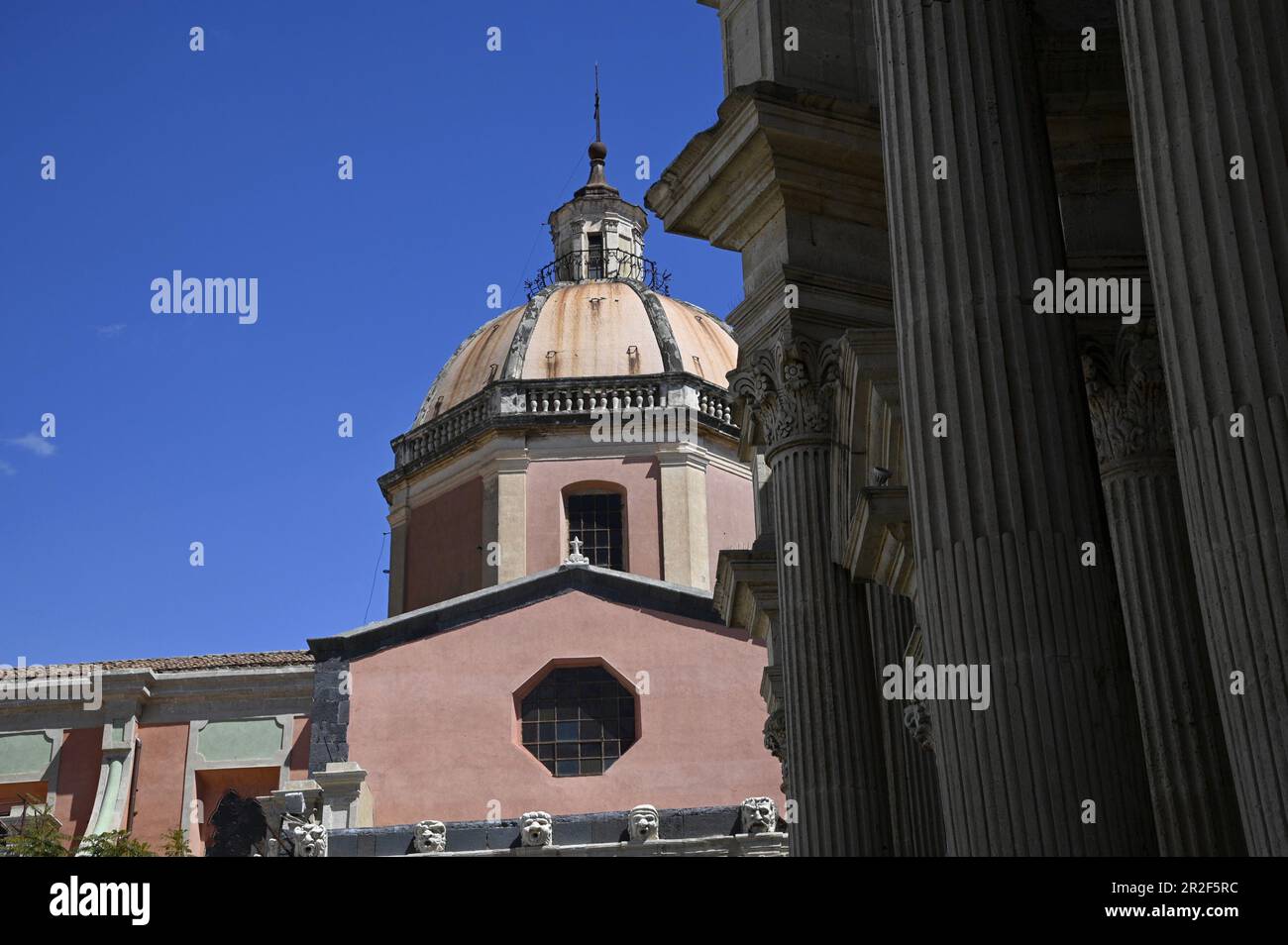 Vista panoramica a cupola della Basilica Cattedrale di Maria SS.ma Annunziata in stile barocco la Cattedrale Cattolica Romana di Acireale, Sicilia Italia. Foto Stock