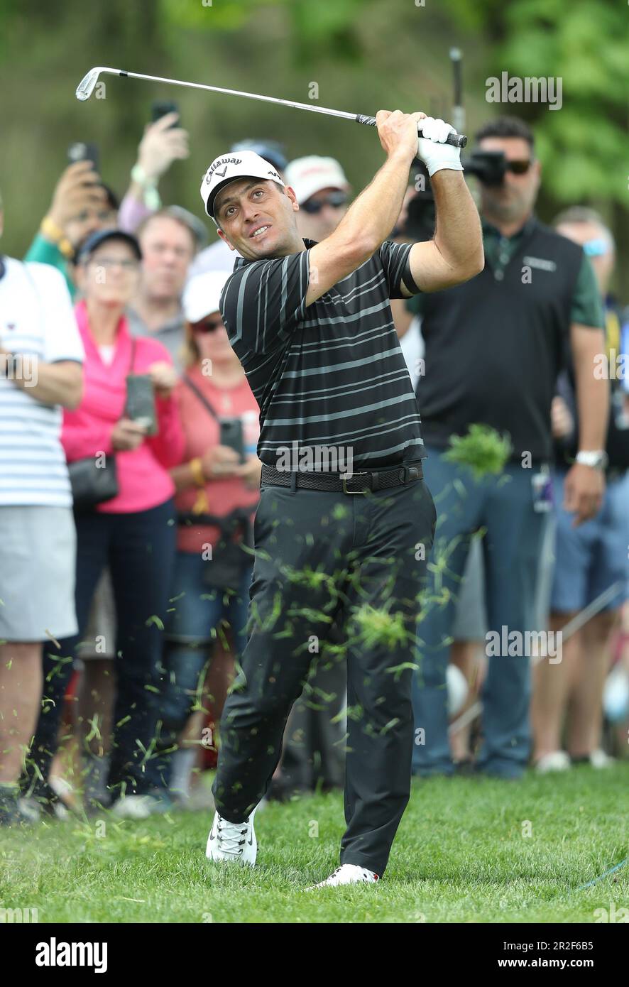 Rochester, Stati Uniti. 19th maggio, 2023. Francesco Molinari d'Italia raggiunge il suo secondo colpo dal rough sulla 1st buca durante il secondo round del PGA Championship 2023 all'Oak Hill Country Club di Rochester, New York, venerdì 19 maggio 2023. Foto di Aaron Josefczyk/UPI Credit: UPI/Alamy Live News Foto Stock