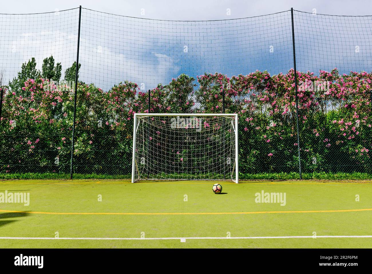 Campo sportivo con gol calcistico, Italia Foto Stock