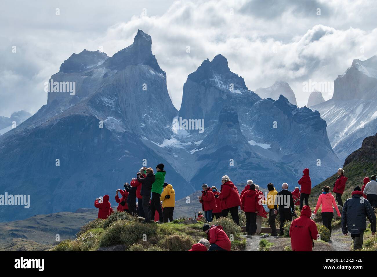 I turisti visitano per il posto migliore per fotografare le aspre e iconografiche "torri" della catena montuosa, il Parco Nazionale Torres del Paine, il M Foto Stock