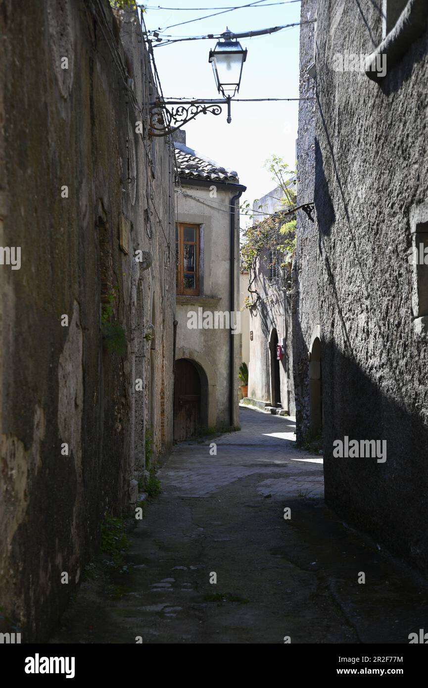 Paesaggio con vista panoramica della vecchia architettura medievale a forza d'Agrò, Sicilia Italia. Foto Stock