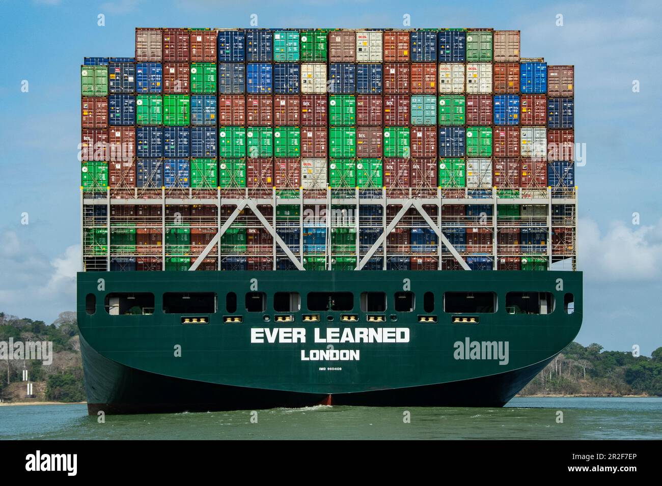 Vista posteriore della nave container Neo Panamax mai appresa nel lago Gatun del canale di Panama, vicino Colon, Panama, America Centrale Foto Stock