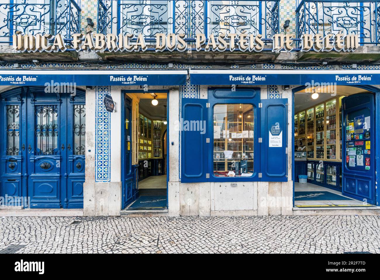 La pasticceria più famosa della città e luogo di nascita di Pasteis de Belem, Lisbona, Portogallo Foto Stock