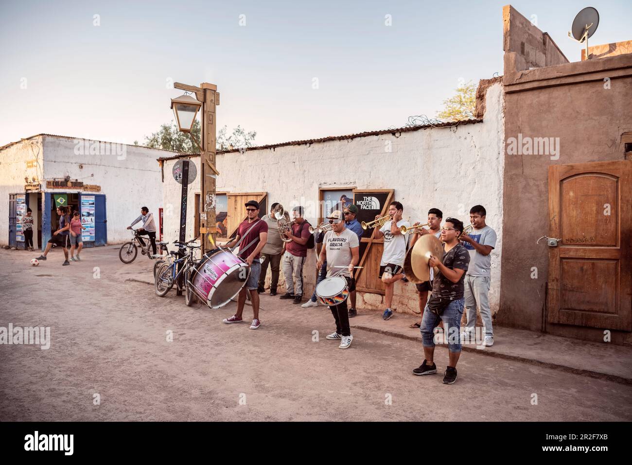 Musicisti di strada nelle strade polverose di San Pedro de Atacama, deserto di Atacama, Regione di Antofagasta, Cile, Sud America Foto Stock