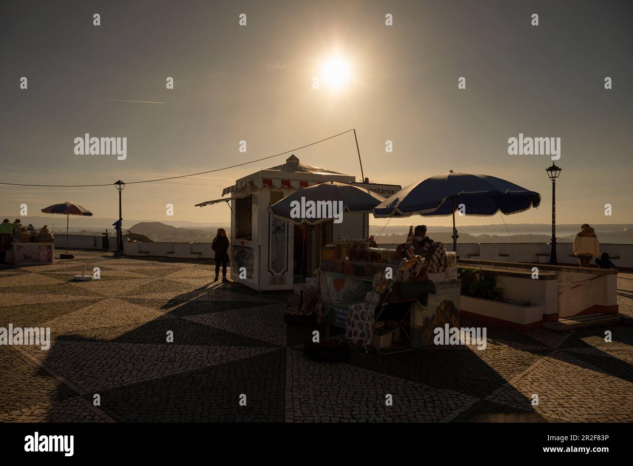 Europa, Portogallo, regione di Oeste, Nazaré, Sítio Area con un negozio di articoli da regalo e un pasticciere in cima alla scogliera all'alba Foto Stock