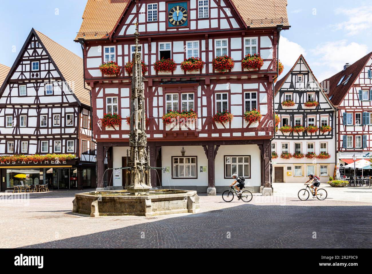 Vista sulla città con case a graticcio, Bad Urach, Baden-Württemberg, Germania, Europa Foto Stock