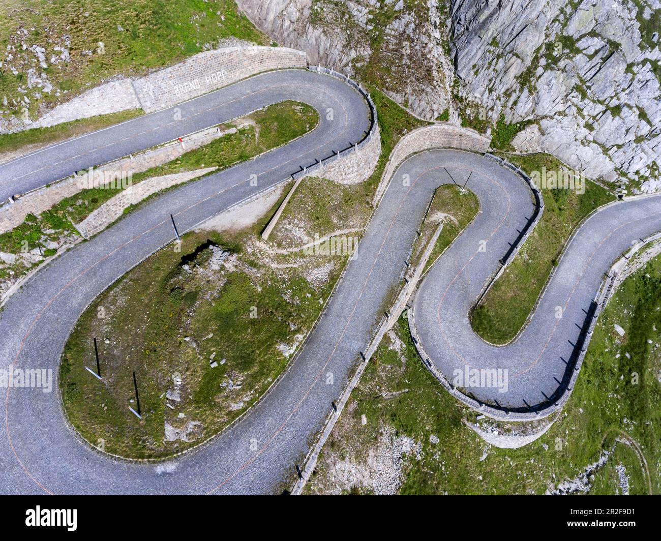 Vecchio Passo del Gottardo, vecchia strada del valico in Val Tremola, tortuosa strada alpina, foto dei droni, Airolo, Canton Ticino, Svizzera Foto Stock