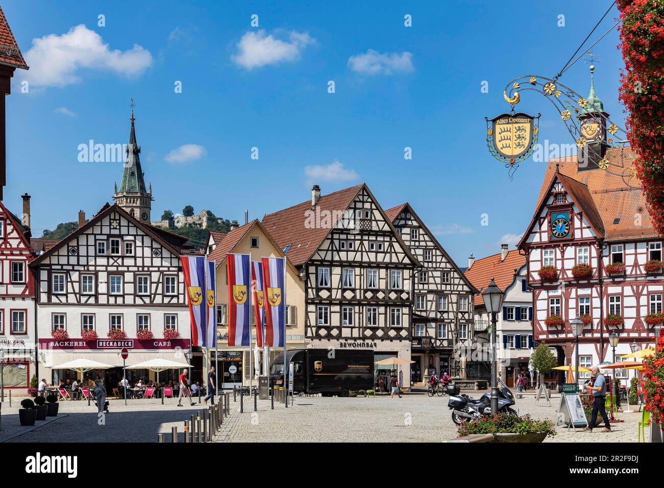 Vista sulla città con case a graticcio, Bad Urach, Baden-Wuerttemberg, Germania Foto Stock