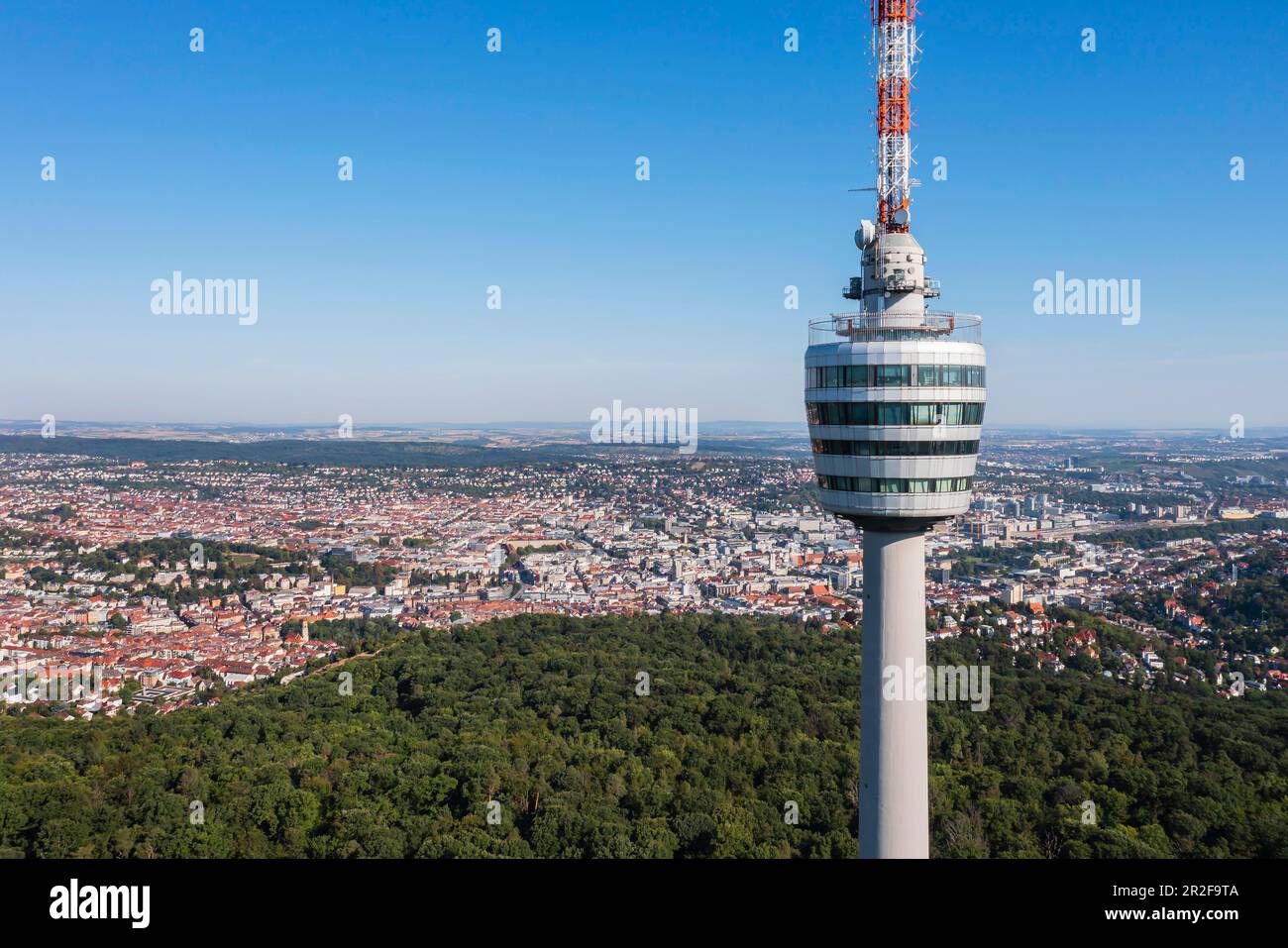 Torre televisiva in cemento armato, punto di riferimento della capitale dello stato, monumento culturale, vista della capitale dello stato Stoccarda, foto del drone Foto Stock