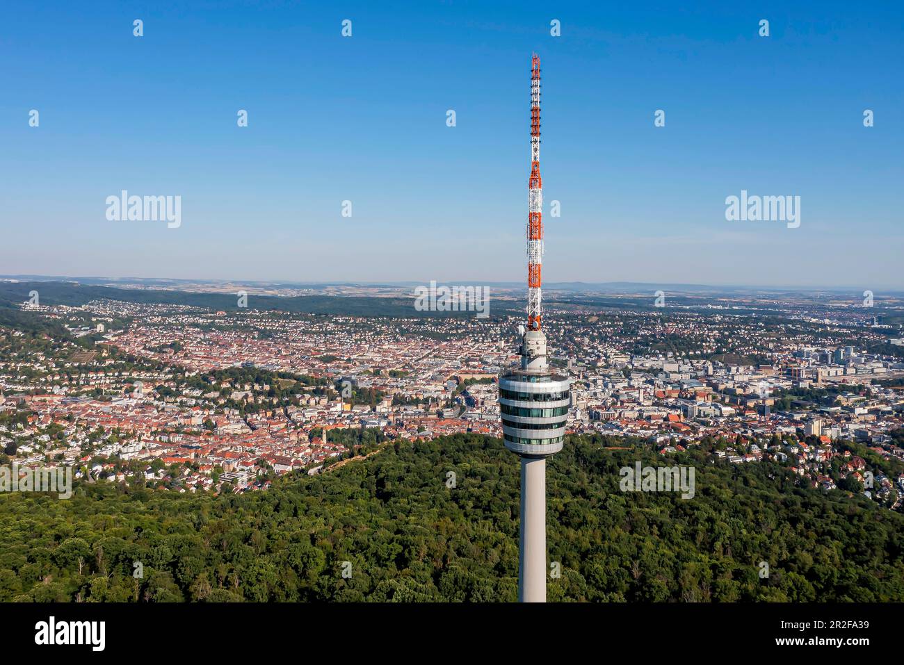Torre televisiva in cemento armato, punto di riferimento della capitale dello stato, monumento culturale, vista della capitale dello stato Stoccarda, foto del drone Foto Stock