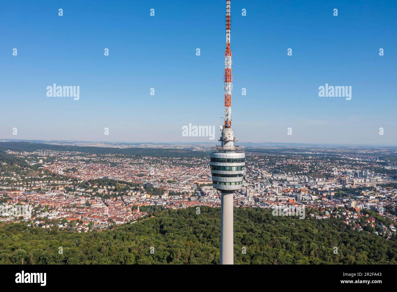 Torre televisiva in cemento armato, punto di riferimento della capitale dello stato, monumento culturale, vista della capitale dello stato Stoccarda, foto del drone Foto Stock