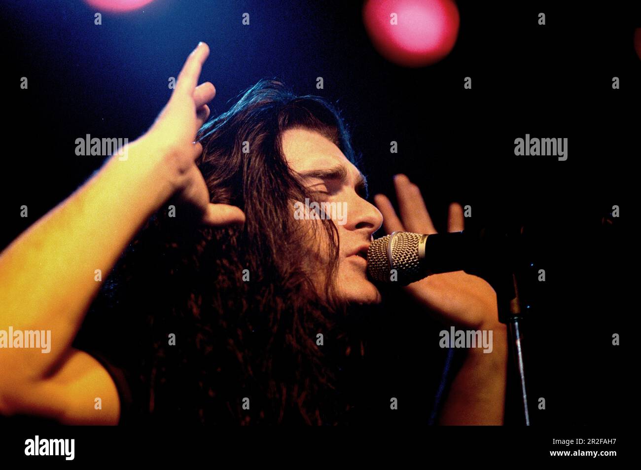 Milano Italia 1997-04-12 : James LaBrie cantante del Dream Theater concerto dal vivo al Palalido Foto Stock