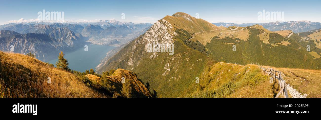 Vista panoramica dal Monte Baldo sul Lago di Garda, sul Lago di Garda, sul Veneto, Italia Foto Stock