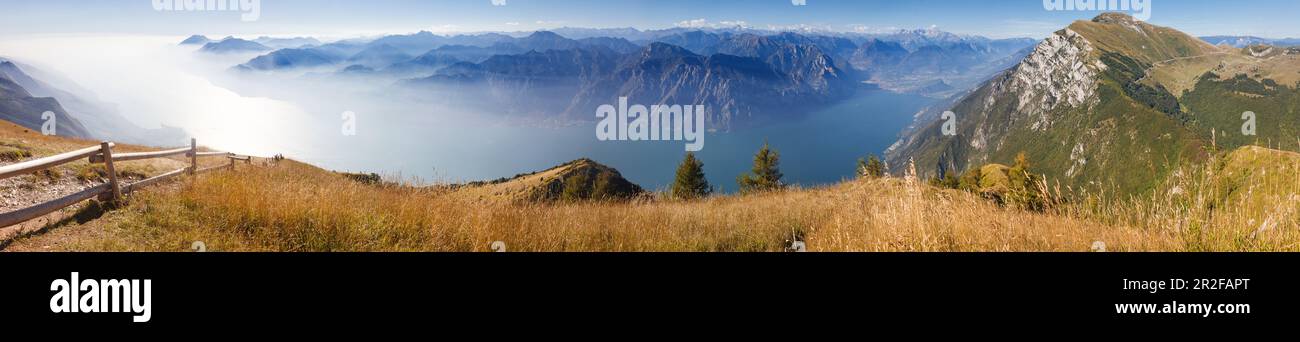 Vista panoramica dal Monte Baldo sul Lago di Garda, sul Lago di Garda, sul Veneto, Italia Foto Stock