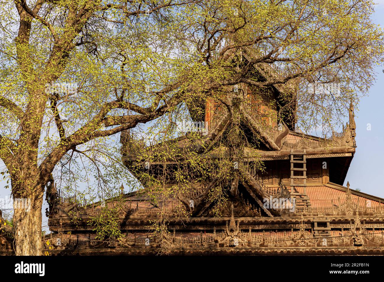 Monastero di Shwenandaw (Monastero del Palazzo dell'Oro) fatto di teak. Mandalay, Myanmar Foto Stock