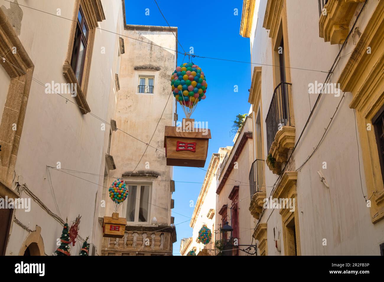 Decorazioni natalizie nei vicoli di Gallipoli, Puglia, Italia Foto Stock