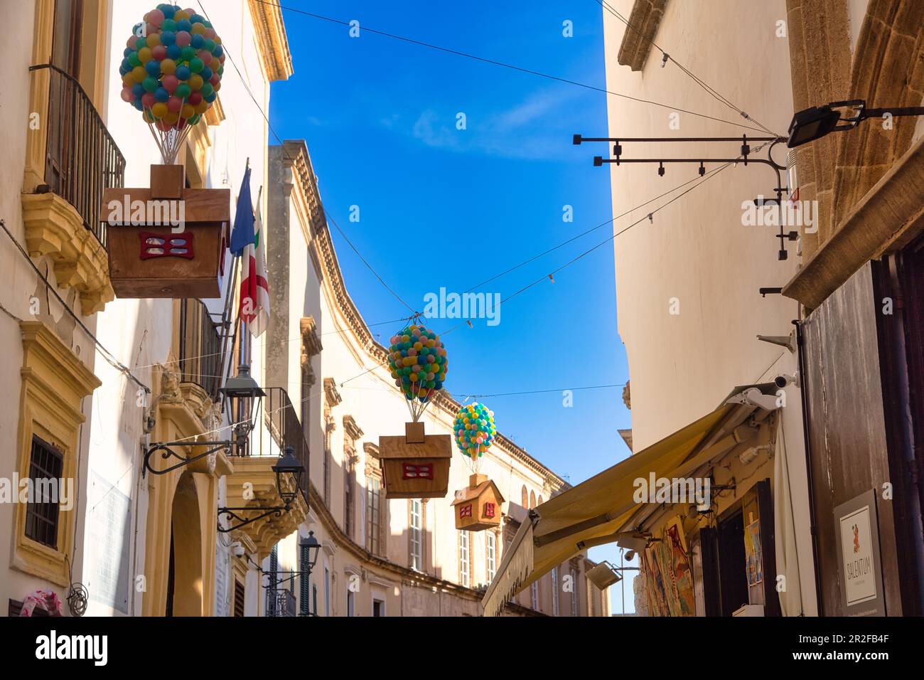 Decorazioni natalizie nei vicoli di Gallipoli, Puglia, Italia Foto Stock