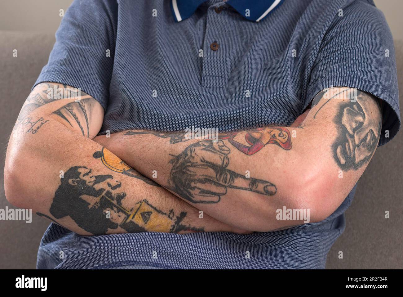 Braccia incrociate e tatuate di un giovane, Baviera, Germania Foto Stock