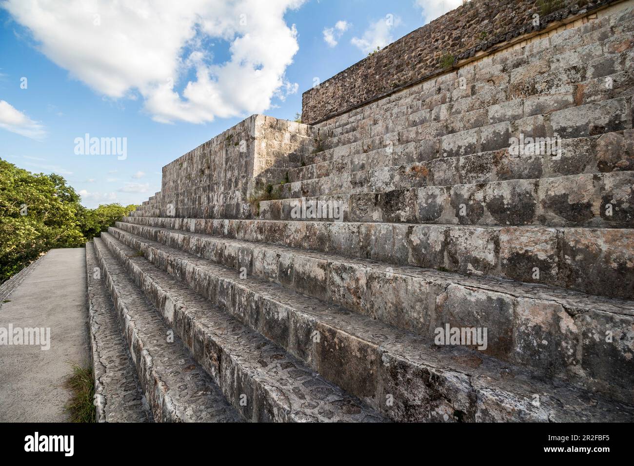 Scale di pietra della piramide Maya nell'antica città Maya di Uxmal, Yucatan, Messico Foto Stock
