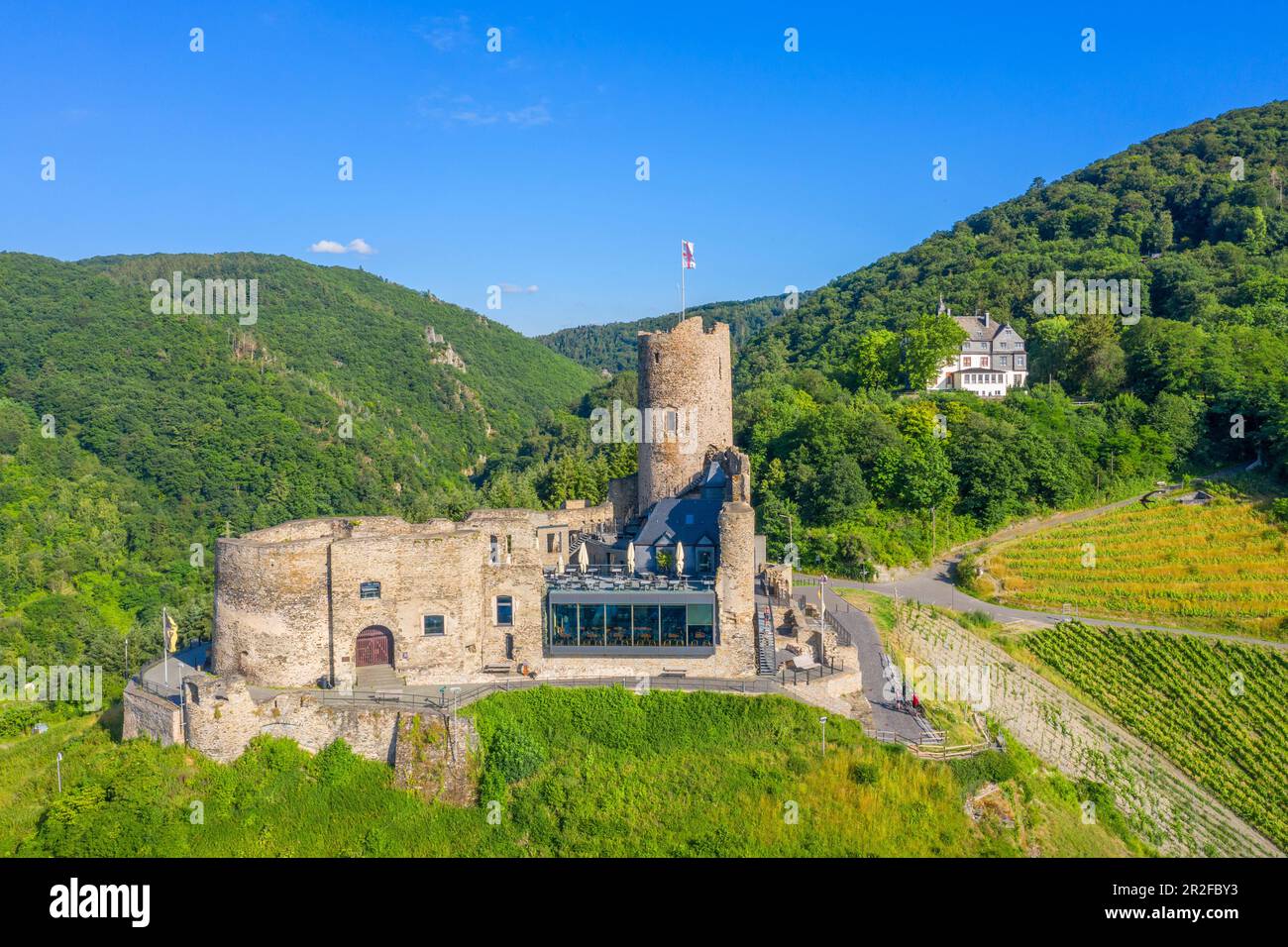 Veduta aerea del castello di Landshut vicino a Bernkastel-Kues, Mosella, Renania-Palatinato, Germania Foto Stock