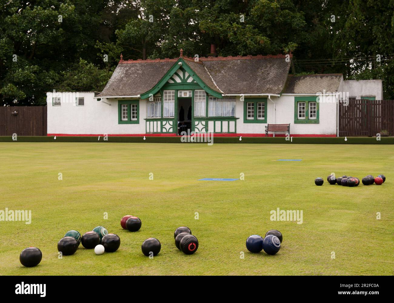 Bocce in gioco di fronte al padiglione presso il campo da bowling Mauchline a Mauchline; Ayrshire, Scozia, Regno Unito Foto Stock