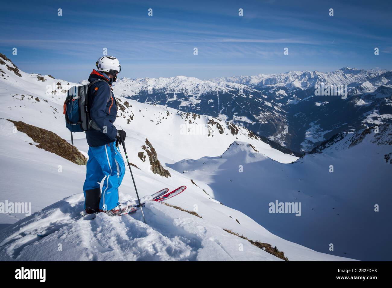 Sciatori sul pendio di neve profonda nelle Alpi della Zillertal Foto Stock