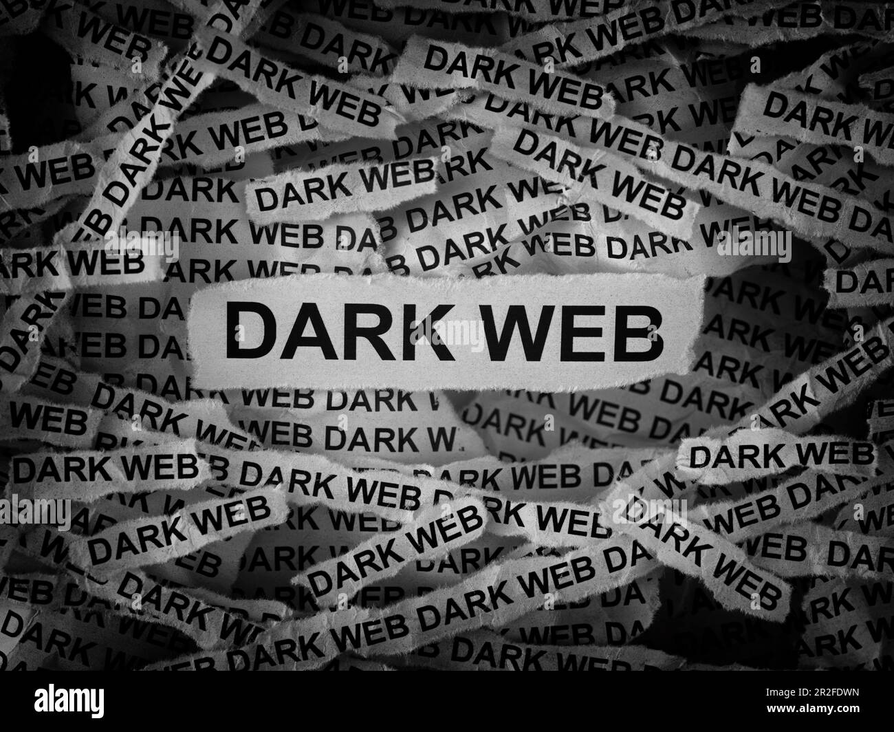 Strisce di giornale con le parole Dark Web digitate su di loro. Bianco e nero. Primo piano. Foto Stock