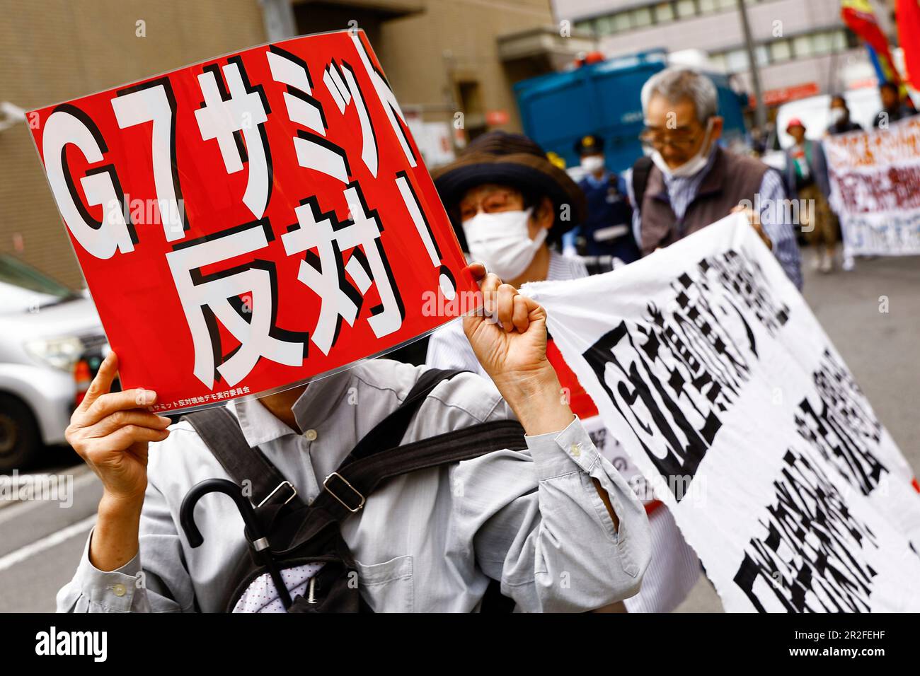 Hiroshima, Giappone. 19th maggio, 2023. Centinaia di attivisti giapponesi hanno protestato contro il vertice dei leader del G7 a Hiroshima. I dimostranti anti anti-guerra si sono scontrati con la polizia, protestando contro l'imperialismo e la guerra in Ucraina. Il G7 ha promesso di continuare a sostenere l’Ucraina e di imporre sanzioni contro la Russia per la sua invasione in corso. (Credit Image: © Rodrigo Reyes Marin/ZUMA Press Wire) SOLO PER USO EDITORIALE! Non per USO commerciale! Foto Stock