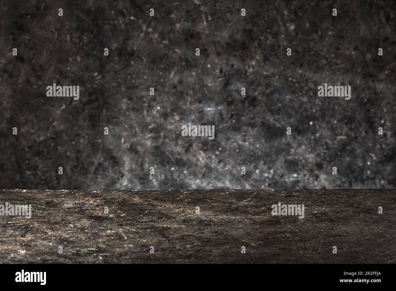 Аbstract parete grigia in cemento e stanza studio, sfondo, texture interna per prodotti da esposizione o spazio per testo. Il pavimento marrone delle camere e' fatto di ghisa scura Foto Stock