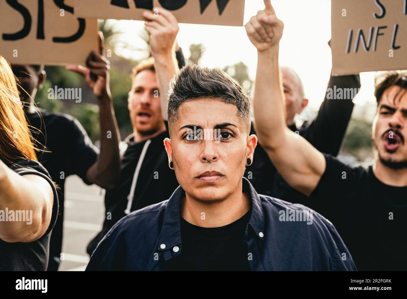 Persone multirazziali che protestano contro la crisi finanziaria e l'inflazione globale - concetto di attivismo della giustizia economica Foto Stock