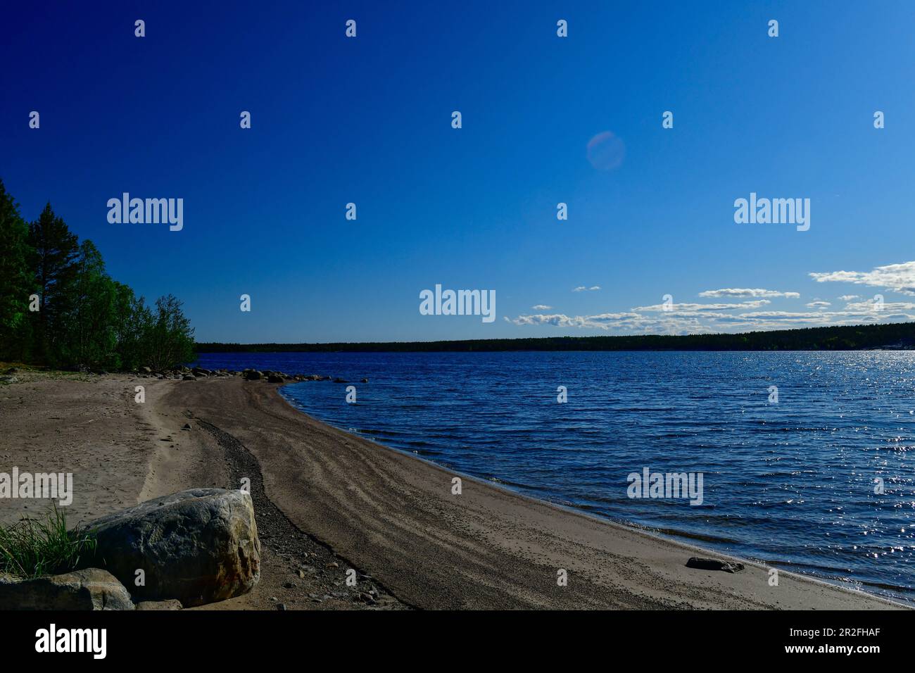 Spiaggia con cielo blu nella riserva naturale di Bjuröklubb, Västerbottens Län, Svezia Foto Stock