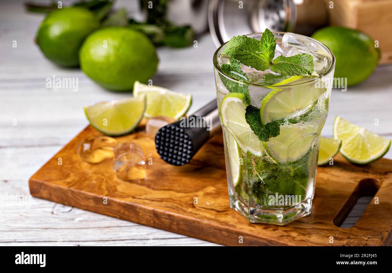 Cocktail Mojito fresco con lime, menta e ghiaccio Foto Stock
