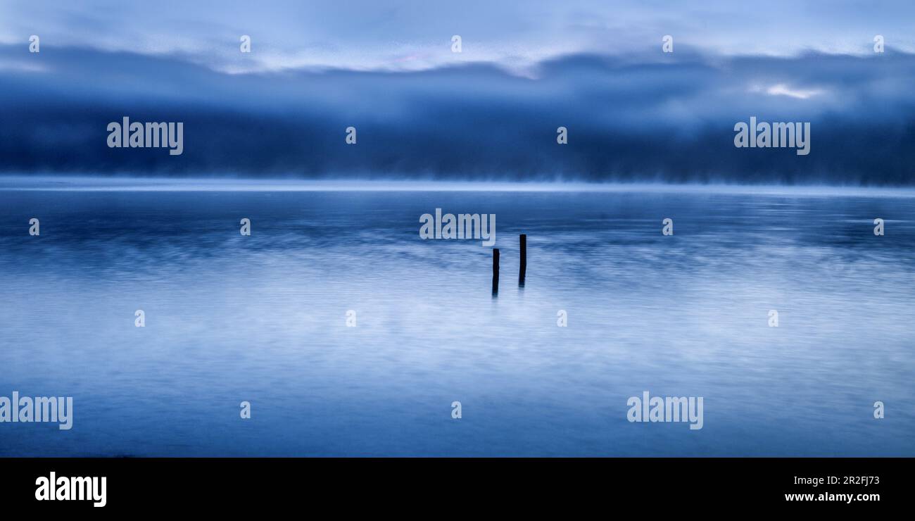 Vista del Roseninsel all'ora blu del mattino, Lago Starnberg, Feldafing, Baviera, Germania Foto Stock