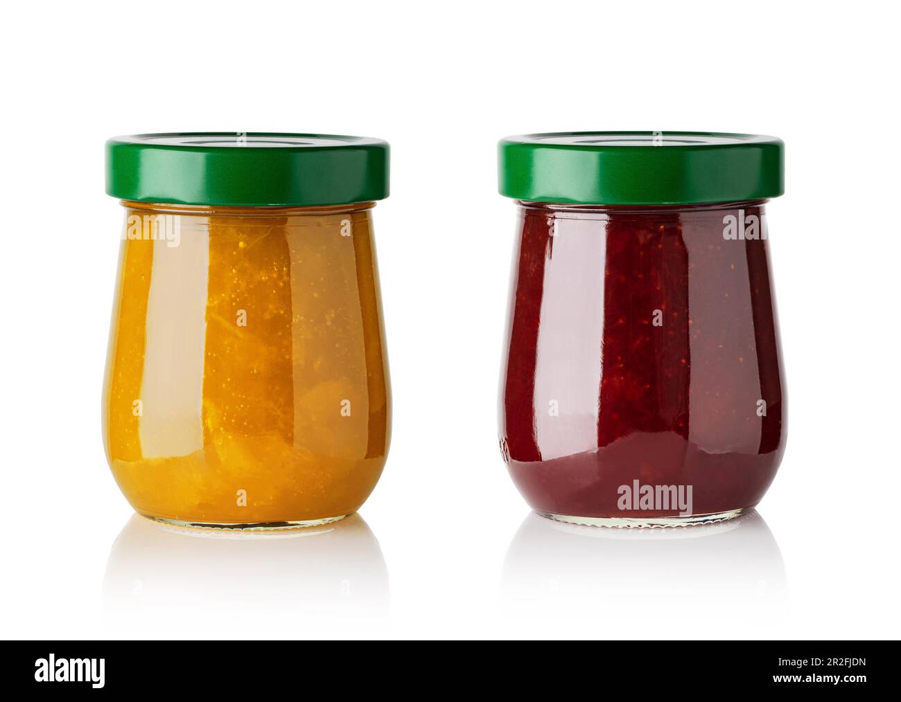 Vasetti di confettura di albicocche isolati su fondo bianco Foto Stock